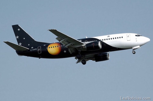 800px-Titan_airways_b737-300_g-zapm_arp