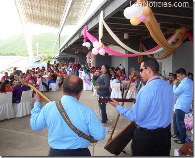 copleras regionales cantaron a las damas presentes