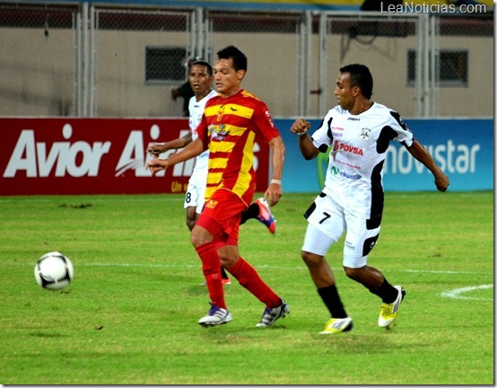 EVELIO HERNANDEZ VS ZAMORA - FOTO SIMON ARAUS