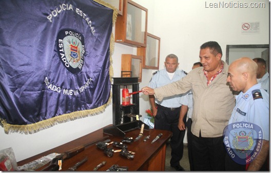 FOTO 1- El director del Inepol efectuando el prensado del cañón