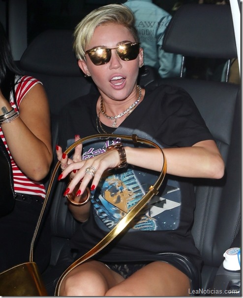 miley-cyrus-upskirt-panty-flash-in-london-10-675x900