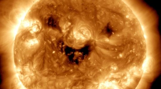 NASA publica una curiosa foto del Sol «sonriendo» y expertos se preocupan